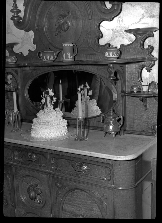 Wesley Dale Redhead and Marjorie Aileen Winemiller's wedding cake