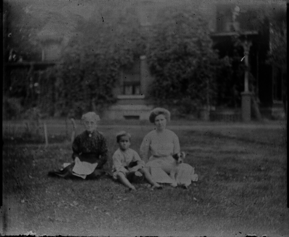 Annie Seymour Redhead, Herbert Henry Redhead, Jennie Squire Redhead, the dog outside the Seven Gables